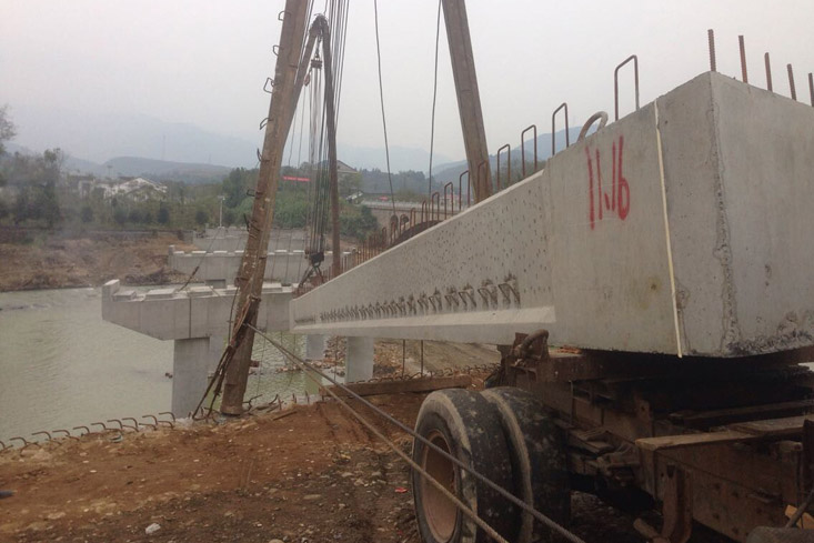 熱烈祝賀S347炎陵石潮至壟下公路新河漠大橋項目成功架設(shè)第一片梁板