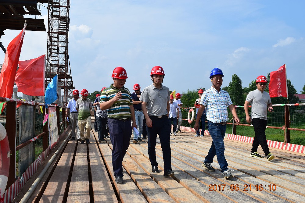 舒行鋼副廳長蒞臨益婁高速公路第十一合同段調(diào)研，視察工程進展